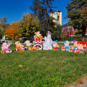 Композиция 1 - ДЯДО КОЛЕДА, СНЕЖАНКА и 7 ДЖУДЖЕТА