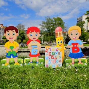 Композиция 18 - ДЕЦА с букви А, Б, В и МОЛИВЧЕ