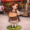 РЕКЛАМНА ФИГУРА - МОМИЧЕ С НАРОДНА НОСИЯ И С ТАБЕЛА